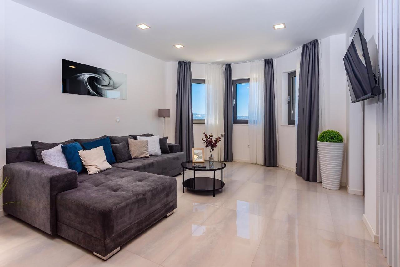 Villa Belvedere With Heated Pool, Billiards, Media Room, Sea Views,10 Pax Omiš Eksteriør billede